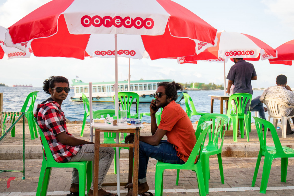 އޭޕްރިލް، 11، 2018: މަސްވެރިންގެ ޕާކަށް ގާޑިޔާތައް ބަދަލުކުރުމުން، އެ ސަރަހައްދުން ހިދުމަތް ހޯދަން ގޮސްތިބި ދެ ޒުވާނަކު-- ފޮޓޯ: މުހައްމަދު ޝަރުހާން