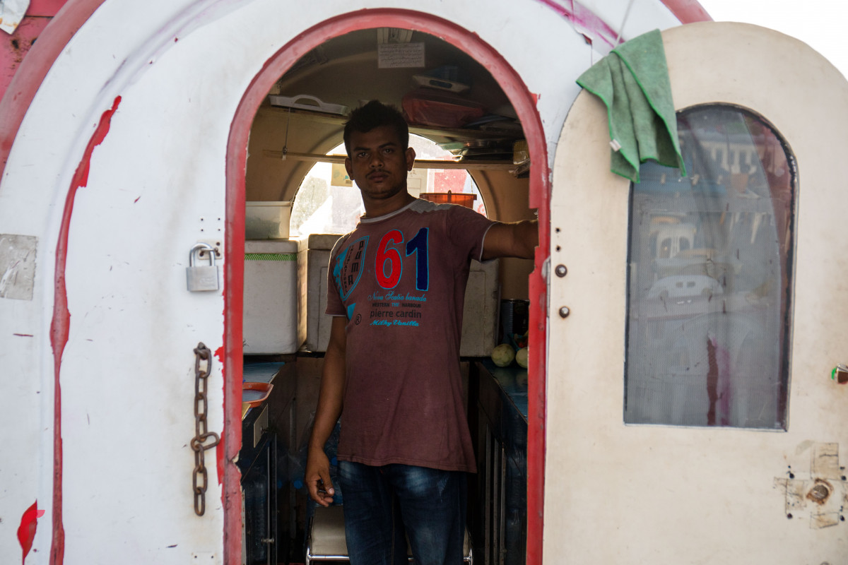 އޭޕްރިލް، 11، 2018: މާލޭގެ ބޮޑުތަކުރުފާނު މަގު ތަރައްގީކުރުމަށް ގާޑިޔާތައް މާލޭގެ އެކި އެކި ސަރަހައްދުތަކަށް ވަނީ ބަދަލުކޮށްފައި، މިކަމުގެ ސަބަބުން ގާޑިޔާތަކުގެ ވިޔަފާރި އިންތިހާއަށް ދަށްވެފައިވާކަމަށް ގާޑިޔާ ހިންގާ ފަރާތްތަކުން ބުނޭ-- ފޮޓޯ: މުހައްމަދު ޝަރުހާން