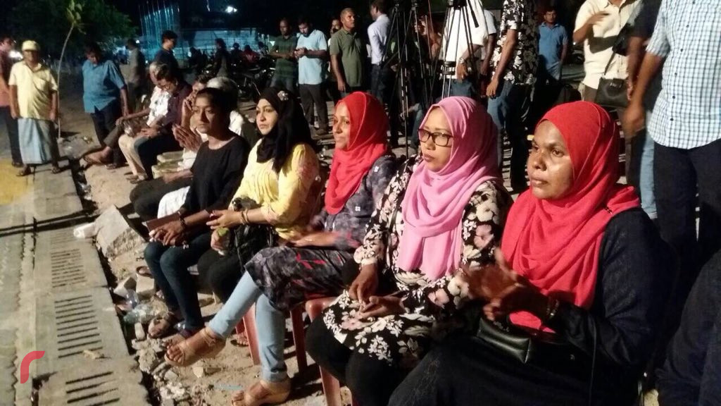 އޭޕްރިލް 12، 2018: ގުޅިފައިވާ ޕާޓީތަކުން "ހުއްޓުވާ" ނަމުގައި އެމްޑީޕީ ހަރުގެ ސަރަހައްދުގައި ކުރިއަށްގެންދިޔަ އެއްވުމުގެ ތެރެއިން
