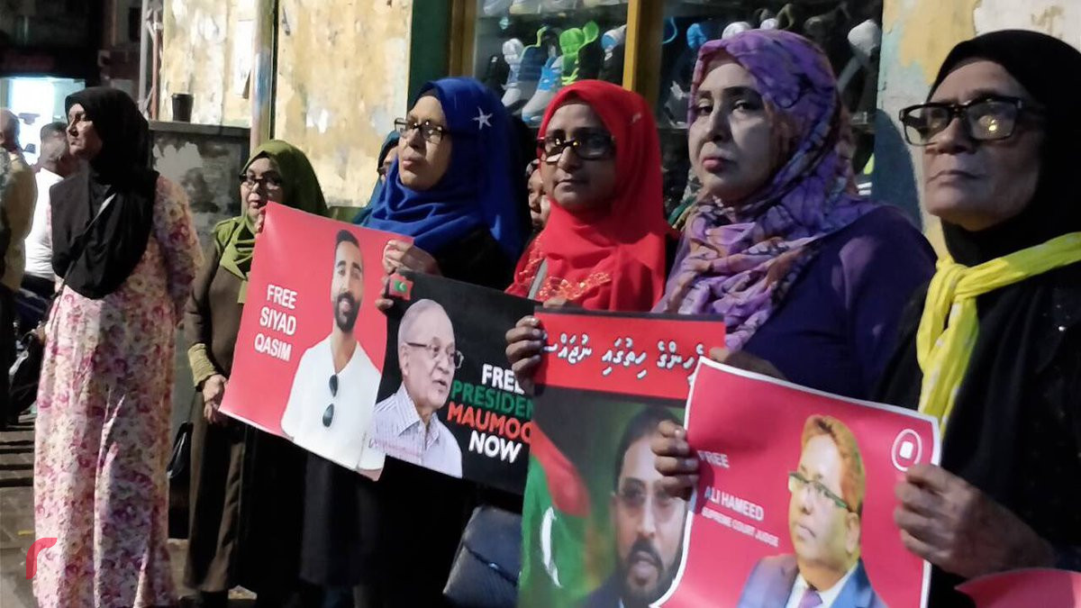 އޭޕްރިލް 14، 2015: ގުޅިފައިވާ އިއްތިހާދުގެ މެމްބަރުން ކުނޫޒް ސަރަހައްދުުގައި ކުރިއަށްގެންދިޔަ އެއްވުމުގެ ތެރެއިން. މި އެއްވުމުގައި ގިނަ އަދަދެއްގެ މީހުން ވަނީ ބައިވެރިވެފައި