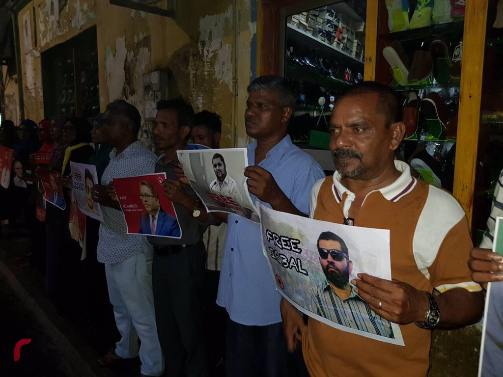 އޭޕްރިލް 14، 2015: ގުޅިފައިވާ އިއްތިހާދުގެ މެމްބަރުން ކުނޫޒް ސަރަހައްދުުގައި ކުރިއަށް ގެންދިޔަ އެއްވުމުގެ ތެރެއިން، . މި އެއްވުމުގައި ގިނަ އަދަދެއްގެ މީހުން ވަނީ ބައިވެރިވެފައި