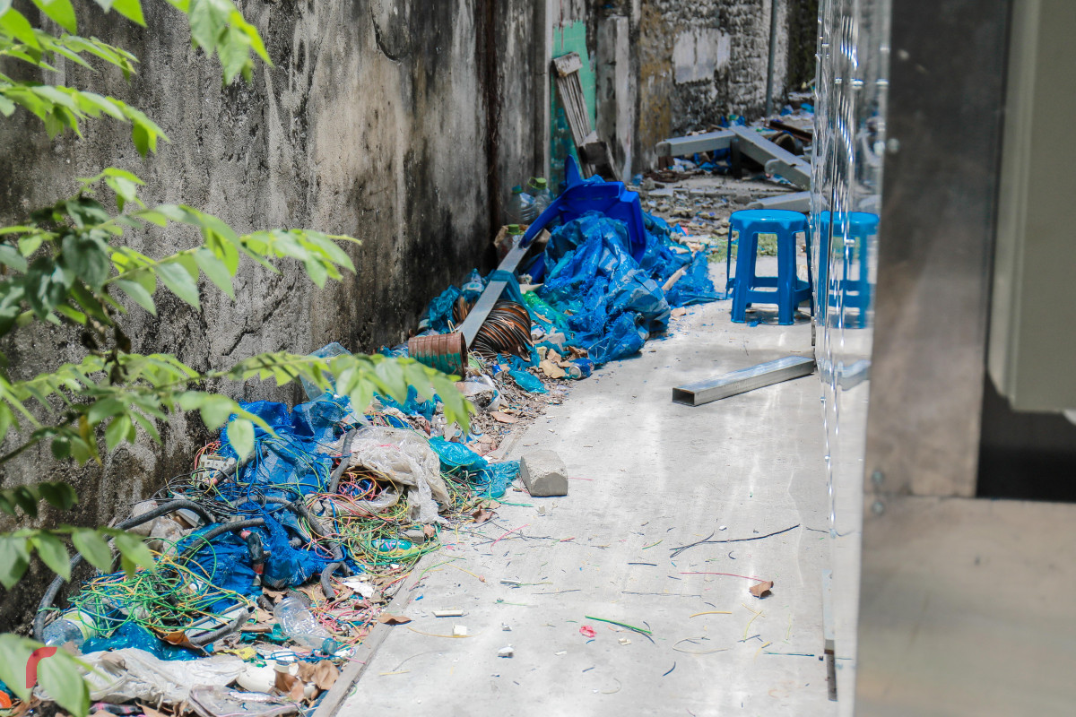 އޭޕްރިލް، 16، 2018: ޕާކްކުރުމުގެ ދަތިކަން ހައްލުކުރުމަށް ހައުސިން މިނިސްޓްރީގައި ހުރި ޕާކިން ނަގައި ހެދި އިލެކްޓްރިކަލް ޕާކިން ސިސްޓަމް، ޕާކިންގް ސިސްޓަމް ބޭނުންނުކޮށް ގިނަ ދުވަސްވެފައި ހުރުމުގެ ސަބަބުން ސިސްޓަމްގެ ގިނަ ބައިތަށް ދަބަރަށްވެފައިވާއިރު ޕާކިން ވަށައިގެން ވާ ސަރަހައްދު ވަނީ ކުނިގޮނޑަކަށްވެފައި-- ފޮޓޯ: މުހައްމަދު ޝަރުހާން