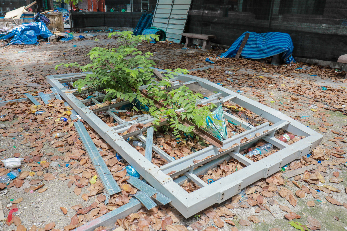 އޭޕްރިލް، 16، 2018: ޕާކްކުރުމުގެ ދަތިކަން ހައްލުކުރުމަށް ހައުސިން މިނިސްޓްރީގައި ހުރި ޕާކިން ނަގައި ހެދި އިލެކްޓްރިކަލް ޕާކިން ސިސްޓަމް، ޕާކިންގް ސިސްޓަމް ބޭނުންނުކޮށް ގިނަ ދުވަސްވެފައި ހުރުމުގެ ސަބަބުން ސިސްޓަމްގެ ގިނަ ބައިތަށް ދަބަރަށްވެފައިވާއިރު ޕާކިން ވަށައިގެން ވާ ސަރަހައްދު ވަނީ ކުނިގޮނޑަކަށްވެފައި-- ފޮޓޯ: މުހައްމަދު ޝަރުހާން