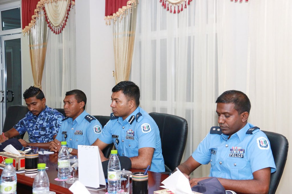 އިލެކްޝަން ކޮމިޝަންގެ މެމްބަރުން ފުލުހުންނާއި ބައްދަލުކުރަނީ