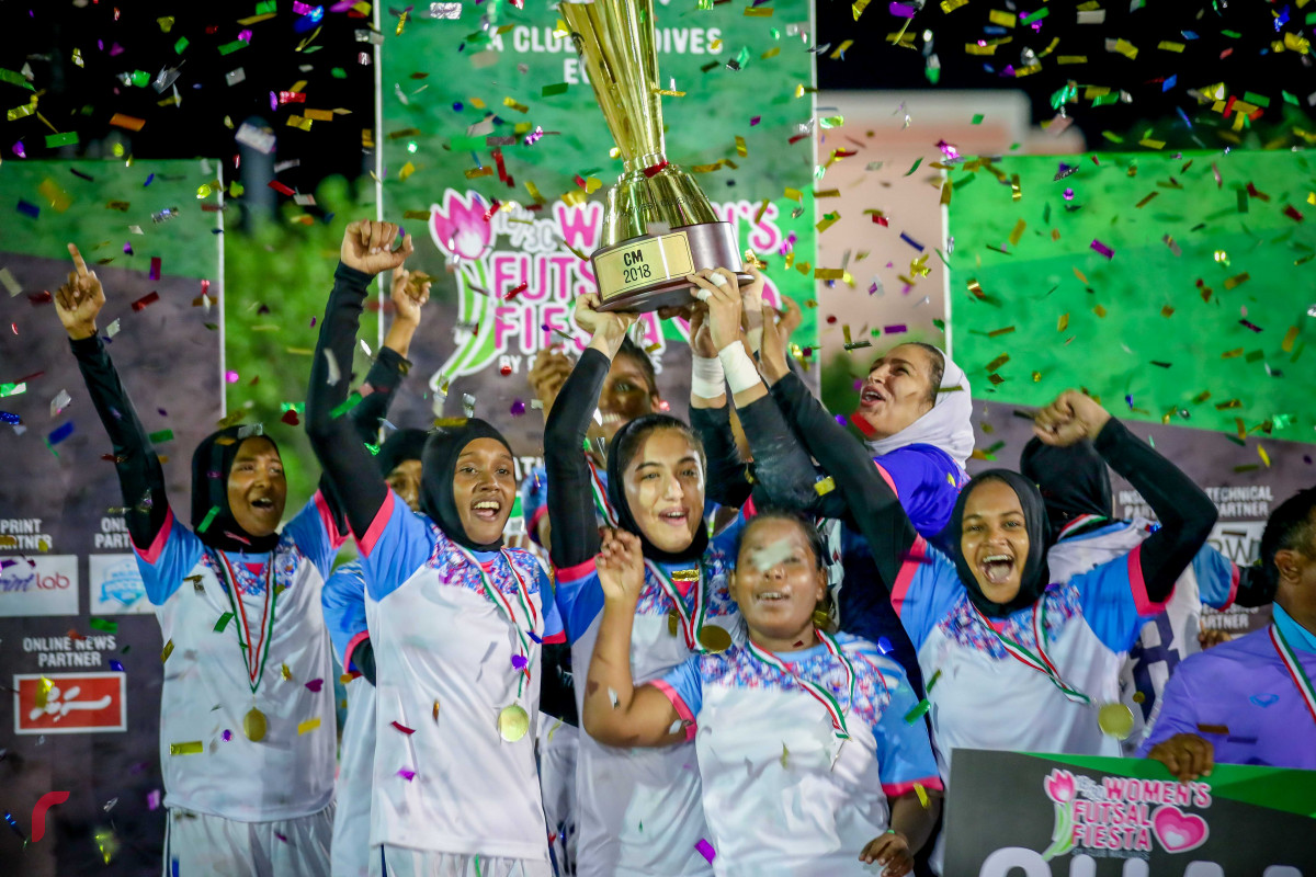 އޭޕްރިލް 17، 2018: ކްލަބް މޯލްޑިވްސް ކަޕްގެ ފައިނަލްގައި އެމްޕީއެލް އާއި ޕޮލިސް ބައްދަލުކުރި މެޗްގައި އެމްޕީއެލް ޗެމްޕިއަންކަން ހޯދުމަށްފަހު އުފާފާޅުކުރަނީ