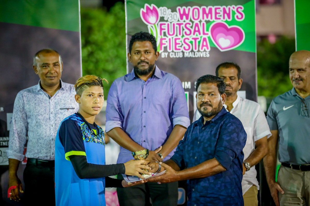 އޭޕްރިލް 17، 2018: ކްލަބް މޯލްޑިވްސް ކަޕްގެ ފައިނަލްގައި އެމްޕީއެލް އާއި ޕޮލިސް ބައްދަލުކުރި މެޗަށް ފަހު އިނާމު ދެނީ