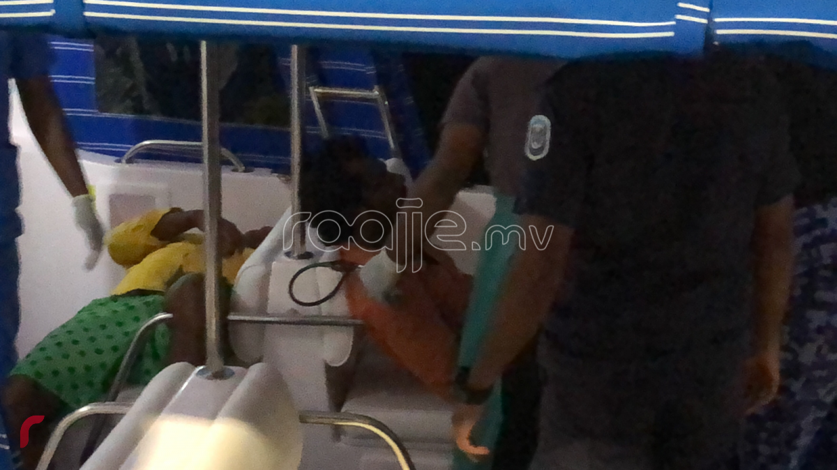 އޭޕްރިލް، 19، 2018: ދެ ލޯންޗެއް ޖެހި ހިނގި އެކްސިޓެންޓްގައި އަނިޔާވި މީހުންނަށް ފަރުވާ ދިނުމަށް މާލެ ގެންނަނީ، އެކްސިޑެންޓްގައި ބިދޭސީއަކު މަރުވެފައިވާއިރު ލޯންޗްގެ ކައްޕި ވަނީ ގެއްލިފައި-- ފޮޓޯ: ރާއްޖެ އެމްވީ