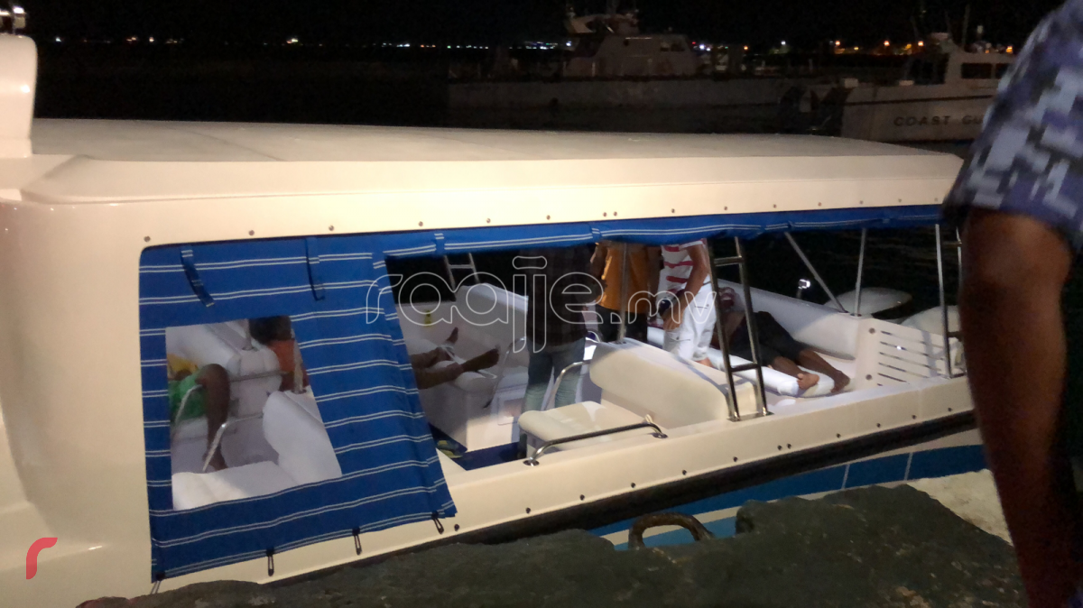 އޭޕްރިލް، 19، 2018: ދެ ލޯންޗެއް ޖެހި ހިނގި އެކްސިޓެންޓްގައި އަނިޔާވި މީހުންނަށް ފަރުވާ ދިނުމަށް މާލެ ގެންނަނީ، އެކްސިޑެންޓްގައި ބިދޭސީއަކު މަރުވެފައިވާއިރު ލޯންޗްގެ ކައްޕި ވަނީ ގެއްލިފައި-- ފޮޓޯ: ރާއްޖެ އެމްވީ