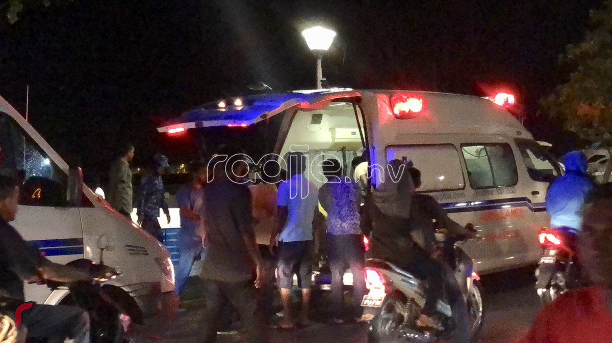 އޭޕްރިލް، 19، 2018: ދެ ލޯންޗެއް ޖެހި ހިނގި އެކްސިޓެންޓްގައި އަނިޔާވި މީހުންނަށް ފަރުވާ ދިނުމަށް މާލެ ގެންނަނީ، އެކްސިޑެންޓްގައި ބިދޭސީއަކު މަރުވެފައިވާއިރު ލޯންޗްގެ ކައްޕި ވަނީ ގެއްލިފައި-- ފޮޓޯ: ރާއްޖެ އެމްވީ