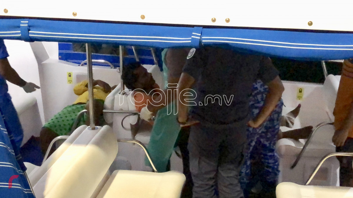 އޭޕްރިލް، 19، 2018: ދެ ލޯންޗެއް ޖެހި ހިނގި އެކްސިޓެންޓްގައި އަނިޔާވި މީހުންނަށް ފަރުވާ ދިނުމަށް މާލެ ގެންނަނީ، އެކްސިޑެންޓްގައި ބިދޭސީއަކު މަރުވެފައިވާއިރު ލޯންޗްގެ ކައްޕި ވަނީ ގެއްލިފައި-- ފޮޓޯ: ރާއްޖެ އެމްވީ