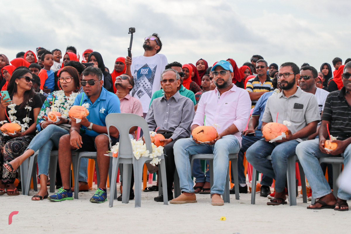 އޭޕްރިލް 20، 2018: މޯލްޑިވްސް އޮލިމްޕިކް ކޮމިޓީގެ އަހަރީ އާންމު ޖަލްސާ ބޭއްވުމަށް އޮލިމްޕިކް ކޮމިޓީގެ ބޭފުޅުން ބ ގޮއިދޫއަށް ވަޑައިގަތުމުން، ގޮއިދޫގެ ރައްޔިތުން މަރުހަބާ ދެންނެވުމަށް ބޭއްވި ރަސްމިއްޔާތުގެ ތެރެއިން. ގޮއިދޫއިން އޮލިމްޕިކް ކޮމިޓީއާއި މި ހަރަކާތަށް ވަޑައިގަތް އެހެން މެހުމާނުންނަށް ކިޔާފައިވަނީ ވަރަށް ހޫނު މަރުހަބާއެއް