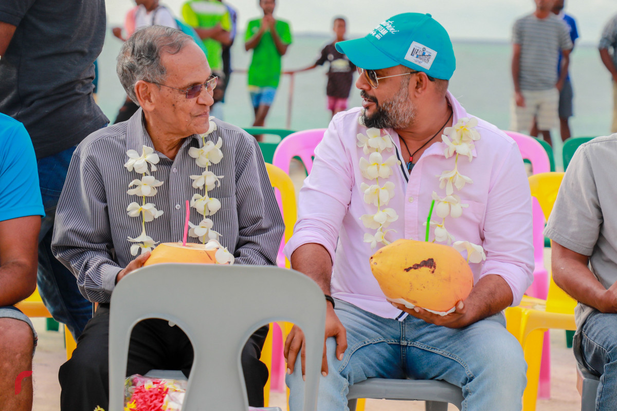 އޭޕްރިލް 20، 2018: މޯލްޑިވްސް އޮލިމްޕިކް ކޮމިޓީގެ ރައީސް މުޙައްމަދު ޝަވީދާއި، ކުރީގެ މިނިސްޓަރ އޮފް ޔޫތު އެންޑް ސްޕޯޓްސް ޑރ. މުހައްމަދު ޒާހިރު ހުސައިން