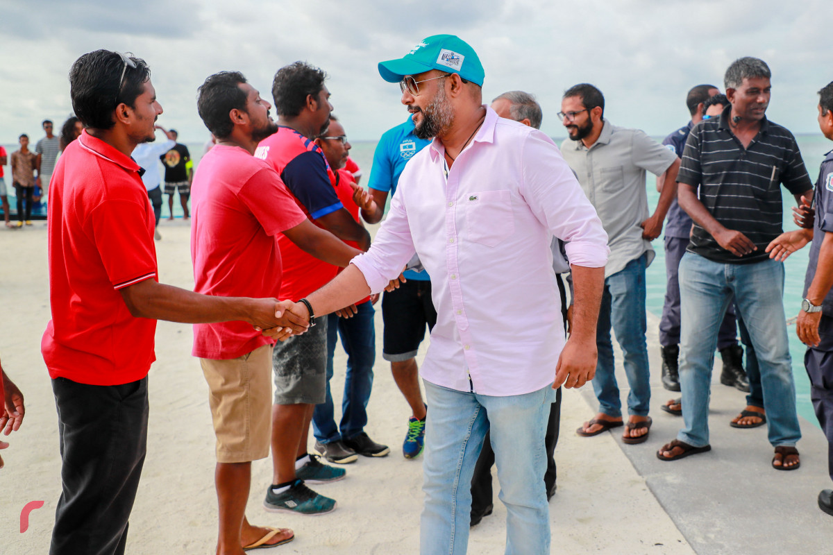 އޭޕްރިލް 20، 2018: މޯލްޑިވްސް އޮލިމްޕިކް ކޮމިޓީގެ އަހަރީ އާންމު ޖަލްސާ ބޭއްވުމަށް އޮލިމްޕިކް ކޮމިޓީގެ ބޭފުޅުން ބ ގޮއިދޫއަށް ވަޑައިގަތުމުން، ގޮއިދޫގެ ރައްޔިތުން މަރުހަބާ ދެންނެވުމަށް ބޭއްވި ރަސްމިއްޔާތުގެ ތެރެއިން. ގޮއިދޫއިން އޮލިމްޕިކް ކޮމިޓީއާއި މި ހަރަކާތަށް ވަޑައިގަތް އެހެން މެހުމާނުންނަށް ކިޔާފައިވަނީ ވަރަށް ހޫނު މަރުހަބާއެއް