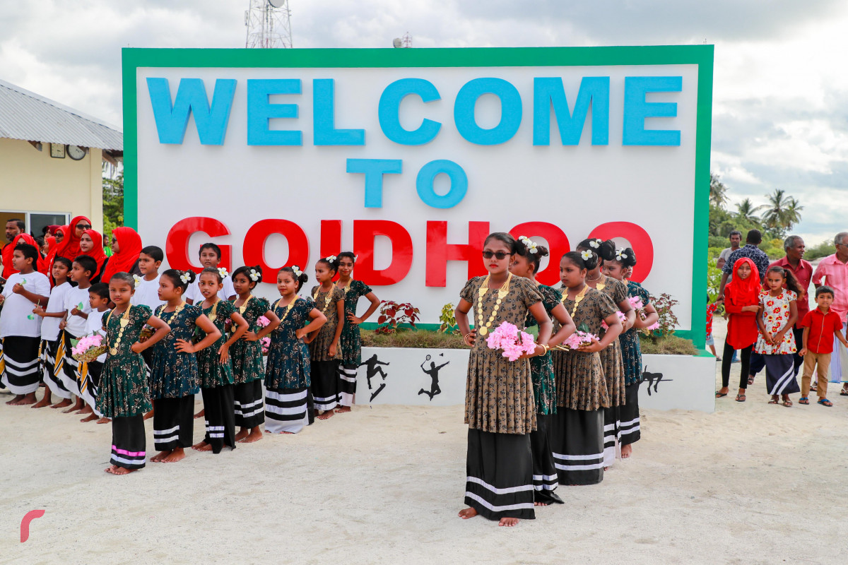 އޭޕްރިލް 20، 2018: މޯލްޑިވްސް އޮލިމްޕިކް ކޮމިޓީގެ އަހަރީ އާންމު ޖަލްސާ ބޭއްވުމަށް އޮލިމްޕިކް ކޮމިޓީގެ ބޭފުޅުން ބ ގޮއިދޫއަށް ވަޑައިގަތުމުން، ގޮއިދޫގެ ރައްޔިތުން މަރުހަބާ ދެންނެވުމަށް ބޭއްވި ރަސްމިއްޔާތުގައި ގޮއިދޫގެ ގިނަ އަދަދެއްގެ ރައްޔިތުން ވަނީ ބައިވެރިވެފަ