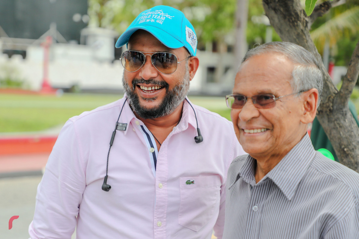 އޭޕްރިލް 20، 2018: މޯލްޑިވްސް އޮލިމްޕިކް ކޮމިޓީގެ ރައީސް މުޙައްމަދު ޝަވީދާއި، ކުރީގެ މިނިސްޓަރ އޮފް ޔޫތު އެންޑް ސްޕޯޓްސް ޑރ. މުހައްމަދު ޒާހިރު ހުސައިން