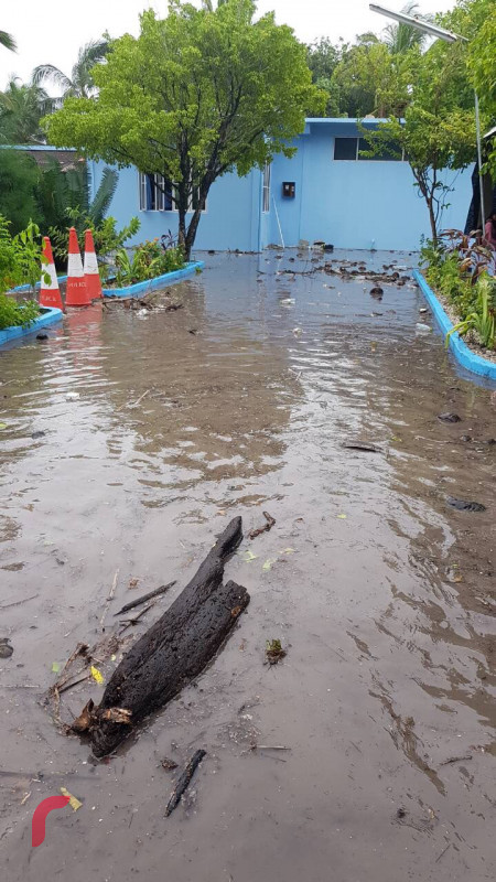 އޭޕްރިލް 21، 2018: މިހާރު ރާއްޖޭގެ އެކި ސަރަހައްދުތަކަށް ކުރަމުންގެންދާ ވިއްސާރާގައި ފުވައްމުލަކު ޕޮލިސް ސްޓޭޝަން ސަރަހައްދަށް އުދައަރާފައި: އުދަ އެރުމުގެ ސަބަބުން ހިފާ ގެންގުޅޭ ތަކެއްޗަށް ވަނީ ބޮޑެތި ގެއްލުންތަކެއް ވެފައި