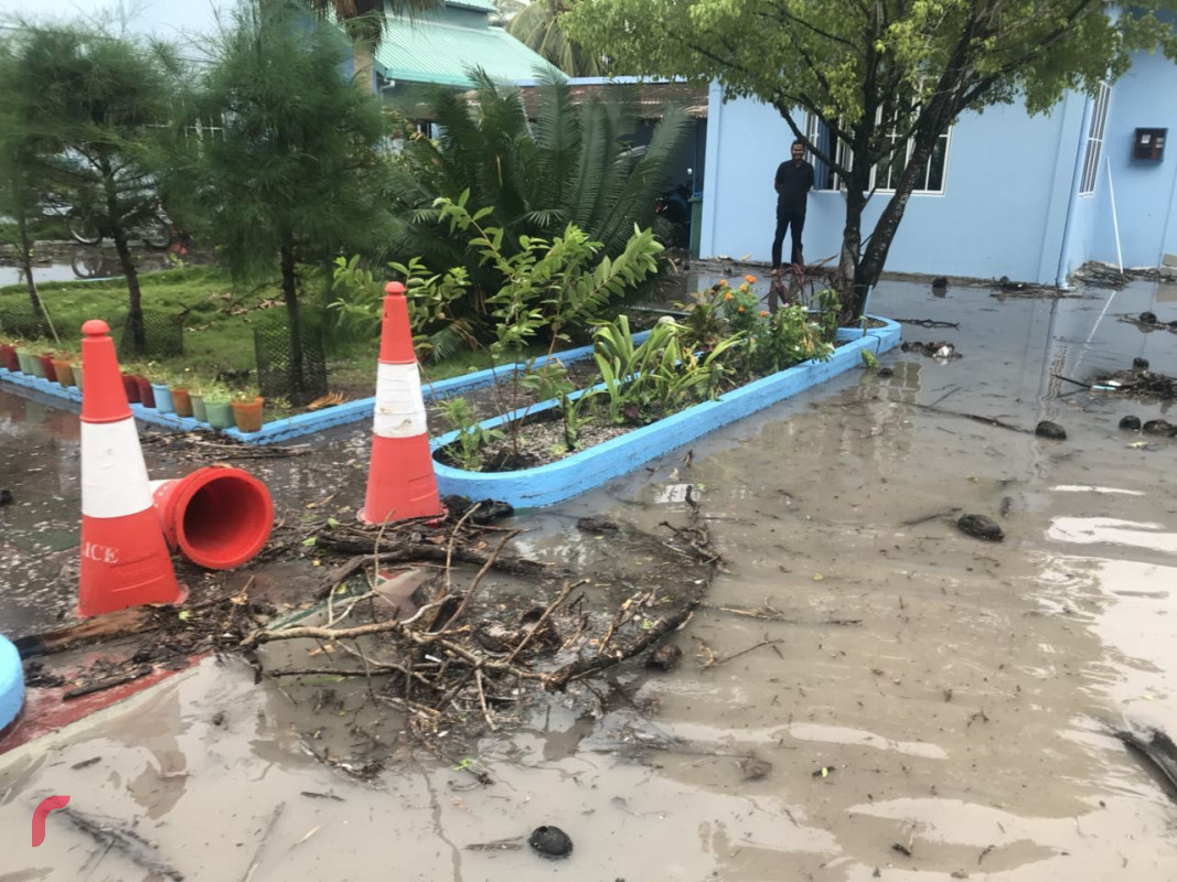 އޭޕްރިލް 21، 2018: މިހާރު ރާއްޖޭގެ އެކި ސަރަހައްދުތަކަށް ކުރަމުންގެންދާ ވިއްސާރާގައި ފުވައްމުލަކު ޕޮލިސް ސްޓޭޝަން ސަރަހައްދަށް އުދައަރާފައި، އުދަ އެރުމުގެ ސަބަބުން ހިފާ ގެންގުޅޭ ތަކެއްޗަށް ވަނީ ބޮޑެތި ގެއްލުންތަކެއް ވެފައި