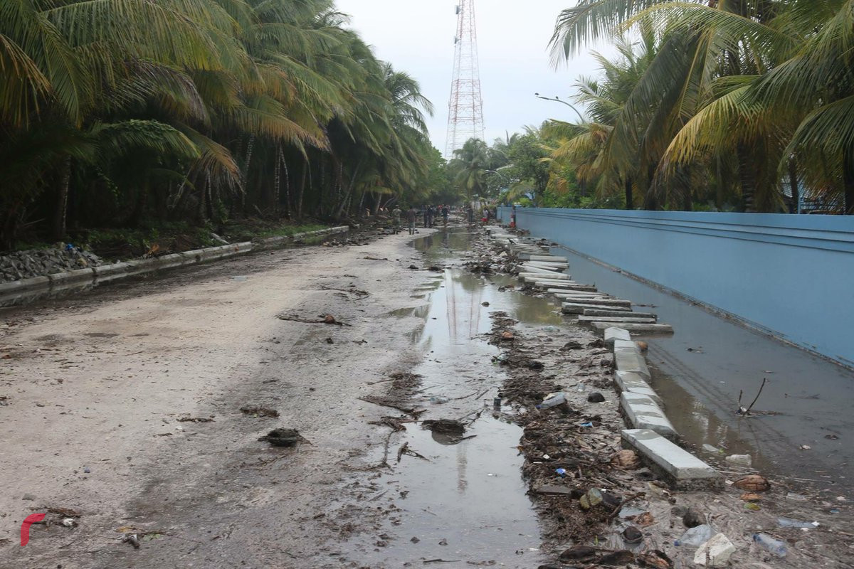 އޭޕްރިލް 21، 2018: މިހާރު ރާއްޖޭގެ އެކި ސަރަހައްދުތަކަށް ކުރަމުންގެންދާ ވިއްސާރާގައި ފުވައްމުލަކު ޕޮލިސް ސްޓޭޝަން ސަރަހައްދަށް އުދައަރާފައި، އުދަ އެރުމުގެ ސަބަބުން ހިފާ ގެންގުޅޭ ތަކެއްޗަށް ވަނީ ބޮޑެތި ގެއްލުންތަކެއް ވެފައި