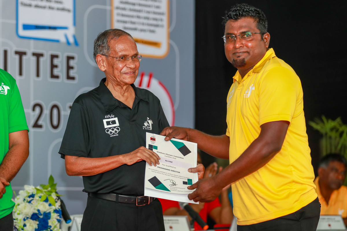 އޭޕްރިލް 21، 2018: ބ. ގޮއިދޫގައި ކުރިއަށްގެންދިޔަ މޯލްޑިވްސް އޮލިމްޕިކް ކޮމިޓީގެ އަހަރީ އާންމު ޖަލްސާގައި މިދިޔަ އަހަރު ރާއްޖެއިން ބައިވެރިވި ބައިނަލްއަގްވާމީ މުބާރާތްތަކުގައި ޗެފް ޑެ މިޝަންގެ ގޮތުގައި ހަރަކާތްތެރިވި ފަރާތްތަކުގެ އަގު ވަނީ ވަަޒަންކޮށްފައި-- ފޮޓޯ: އިމޭޖަސް އެމްވީ