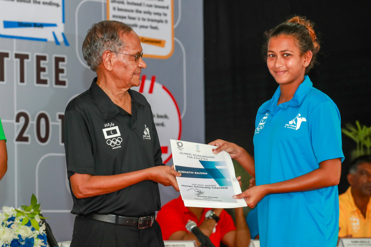 އޭޕްރިލް 21، 2018: ބ. ގޮއިދޫގައި ކުރިއަށްގެންދިޔަ މޯލްޑިވްސް އޮލިމްޕިކް ކޮމިޓީގެ އަހަރީ އާންމު ޖަލްސާގައި 2020 ވަނަ އަހަރު ޖަޕާންގެ ޓޯކިޔޯގައި އޮންނަ އޮލިމްޕިކްސްއަށް 3 އެތުލީޓަކު ތަމްރީނުކުރުމަށް ވަނީ ސްކޮލާޝިޕް ހަވާލުކޮށްފައެވެ. އެ އެތުލީޓުންނަކީ ދުވުންތެރިޔާ މުހައްމަދު ނާއިލް އަދި ފެތުންތެރިން ކަމަށްވާ މުބާލް އައްޒާމް އަދި އައިޝަތު ސާޖިނާއެވެ. -- ފޮޓޯ: އިމޭޖަސް އެމްވީ