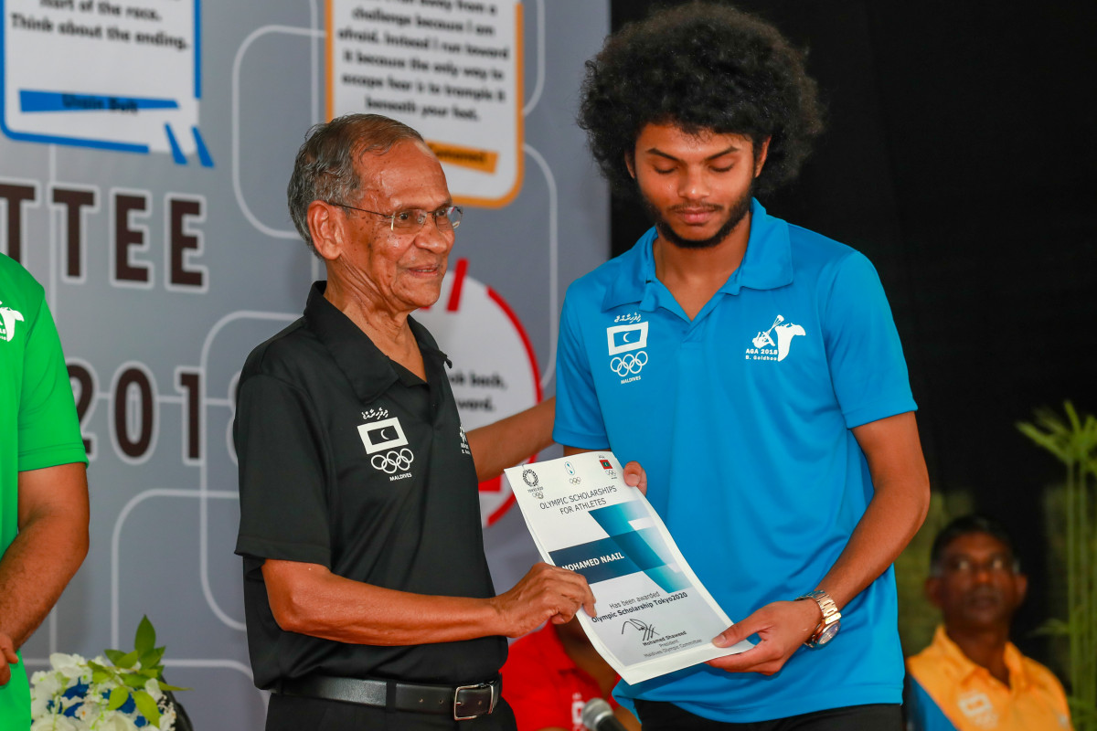 އޭޕްރިލް 21، 2018: ބ. ގޮއިދޫގައި ކުރިއަށްގެންދިޔަ މޯލްޑިވްސް އޮލިމްޕިކް ކޮމިޓީގެ އަހަރީ އާންމު ޖަލްސާގައި 2020 ވަނަ އަހަރު ޖަޕާންގެ ޓޯކިޔޯގައި އޮންނަ އޮލިމްޕިކްސްއަށް 3 އެތުލީޓަކު ތަމްރީނުކުރުމަށް ވަނީ ސްކޮލާޝިޕް ހަވާލުކޮށްފައެވެ. އެ އެތުލީޓުންނަކީ ދުވުންތެރިޔާ މުހައްމަދު ނާއިލް އަދި ފެތުންތެރިން ކަމަށްވާ މުބާލް އައްޒާމް އަދި އައިޝަތު ސާޖިނާއެވެ. -- ފޮޓޯ: އިމޭޖަސް އެމްވީ