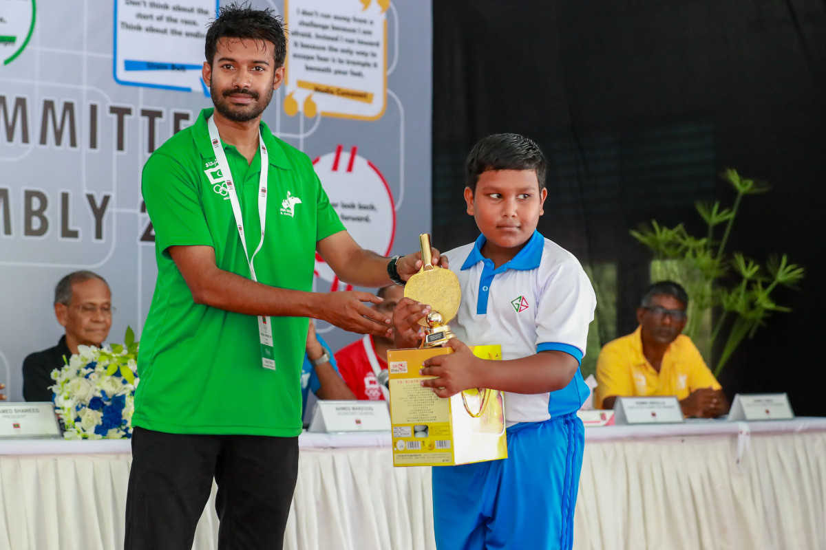 އޭޕްރިލް 21، 2018: ބ. ގޮއިދޫގައި ކުރިއަށްގެންދިޔަ މޯލްޑިވްސް އޮލިމްޕިކް ކޮމިޓީގެ އަހަރީ އާންމު ޖަލްސާގައި ކުޅިވަރު އެސޯސިއޭޝަންތަކުން ވަނީ ކުޅިވަރު ކުޅުމަށް ބޭނުންވާ އެކި ސާމާނު ގޮއިދޫ ސްކޫލްއަށް ހަދިޔާކޮށްފައި -- ފޮޓޯ: އިމޭޖަސް އެމްވީ