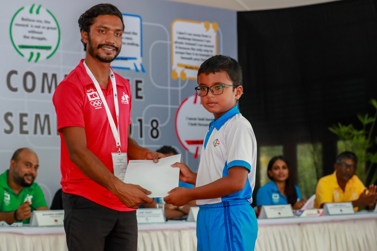 އޭޕްރިލް 21، 2018: ބ. ގޮއިދޫގައި ކުރިއަށްގެންދިޔަ މޯލްޑިވްސް އޮލިމްޕިކް ކޮމިޓީގެ އަހަރީ އާންމު ޖަލްސާގައި ކުޅިވަރު އެސޯސިއޭޝަންތަކުން ވަނީ ކުޅިވަރު ކުޅުމަށް ބޭނުންވާ އެކި ސާމާނު ގޮއިދޫ ސްކޫލްއަށް ހަދިޔާކޮށްފައި -- ފޮޓޯ: އިމޭޖަސް އެމްވީ