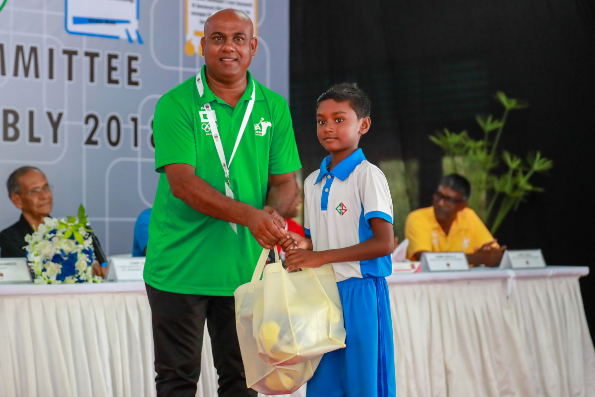 އޭޕްރިލް 21، 2018: ބ. ގޮއިދޫގައި ކުރިއަށްގެންދިޔަ މޯލްޑިވްސް އޮލިމްޕިކް ކޮމިޓީގެ އަހަރީ އާންމު ޖަލްސާގައި ކުޅިވަރު އެސޯސިއޭޝަންތަކުން ވަނީ ކުޅިވަރު ކުޅުމަށް ބޭނުންވާ އެކި ސާމާނު ގޮއިދޫ ސްކޫލްއަށް ހަދިޔާކޮށްފައި -- ފޮޓޯ: އިމޭޖަސް އެމްވީ