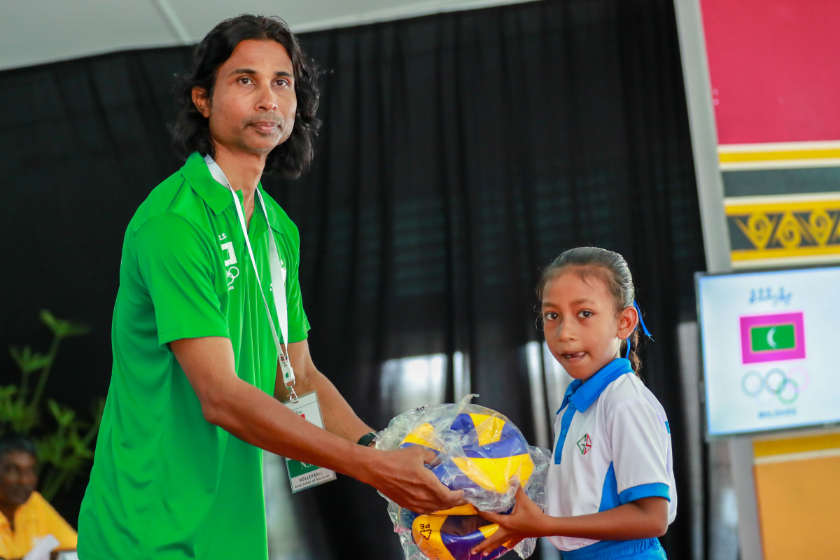 އޭޕްރިލް 21، 2018: ބ. ގޮއިދޫގައި ކުރިއަށްގެންދިޔަ މޯލްޑިވްސް އޮލިމްޕިކް ކޮމިޓީގެ އަހަރީ އާންމު ޖަލްސާގައި ކުޅިވަރު އެސޯސިއޭޝަންތަކުން ވަނީ ކުޅިވަރު ކުޅުމަށް ބޭނުންވާ އެކި ސާމާނު ގޮއިދޫ ސްކޫލްއަށް ހަދިޔާކޮށްފައި -- ފޮޓޯ: އިމޭޖަސް އެމްވީ