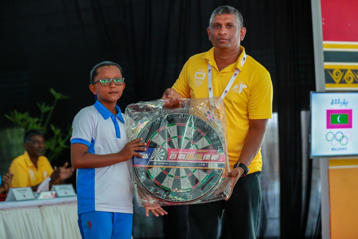 އޭޕްރިލް 21، 2018: ބ. ގޮއިދޫގައި ކުރިއަށްގެންދިޔަ މޯލްޑިވްސް އޮލިމްޕިކް ކޮމިޓީގެ އަހަރީ އާންމު ޖަލްސާގައި ކުޅިވަރު އެސޯސިއޭޝަންތަކުން ވަނީ ކުޅިވަރު ކުޅުމަށް ބޭނުންވާ އެކި ސާމާނު ގޮއިދޫ ސްކޫލްއަށް ހަދިޔާކޮށްފައި -- ފޮޓޯ: އިމޭޖަސް އެމްވީ