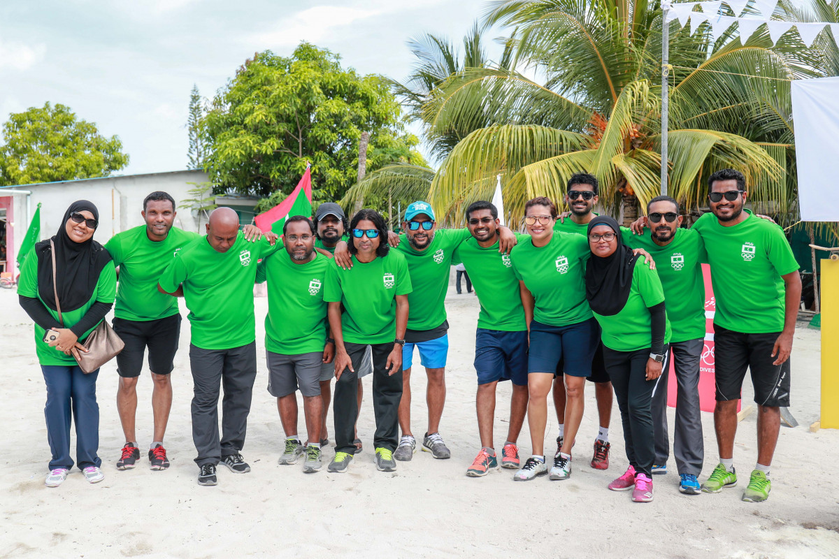 އޭޕްރިލް 21، 2018: ބ. ގޮއިދޫގައި ކުރިއަށްގެންދިޔަ މޯލްޑިވްސް އޮލިމްޕިކް ކޮމިޓީގެ އަހަރީ އާންމު ޖަލްސާއަށްފަހު ޕްލާސްޓިކް ކޮތަޅު ބޭނުންނުކުރުމަށް ނިންމައި ބެނާއެއްގައި އޮލިމްޕިކް ކޮމިޓީގެ މެމްބަރުން ވަނީ ސޮއިކޮށްފައި -- ފޮޓޯ: އިމޭޖަސް އެމްވީ