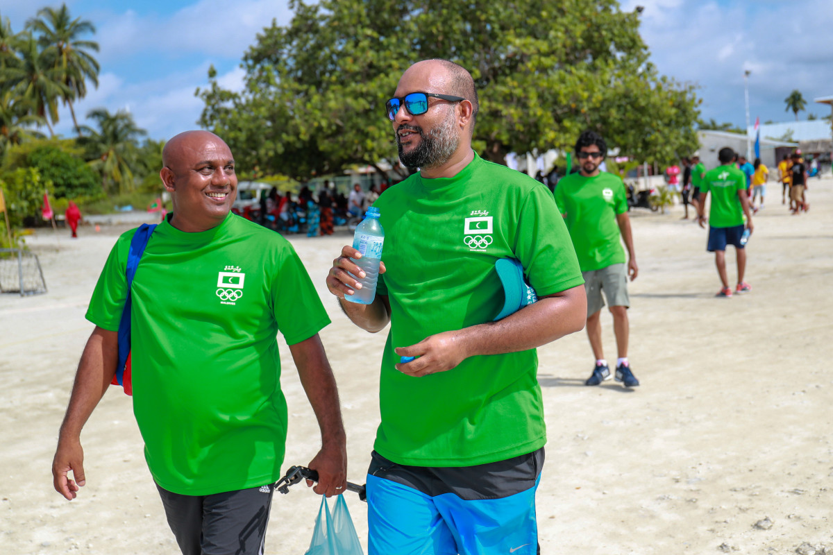 އޭޕްރިލް 21، 2018: ބ. ގޮއިދޫގައި ކުރިއަށްގެންދިޔަ މޯލްޑިވްސް އޮލިމްޕިކް ކޮމިޓީގެ އަހަރީ އާންމު ޖަލްސާއަށްފަހު އޮލިމްޕިކް ކޮމިޓީއާއި ގޮއިދޫ ރައްޔިތުން ގުޅިގެން ކުރިއަށްގެންދިޔަ ކުޅިވަރުގެ ހަރަކާތްތަކުގެ ތެރެއިން، މި ހަރަކާތްތަކުގައި ގޮއިދޫގެ ކުޅިވަރަށް ލޯބިކުރާ ގިނަ އަދަދެއްގެ ރައްޔިތުންނާއި އޮލިމްޕިކް ކޮމިޓީގެ މެމްބަރުން ވަނީ ބައިވެރިވެފައި -- ފޮޓޯ: އިމޭޖަސް އެމްވީ