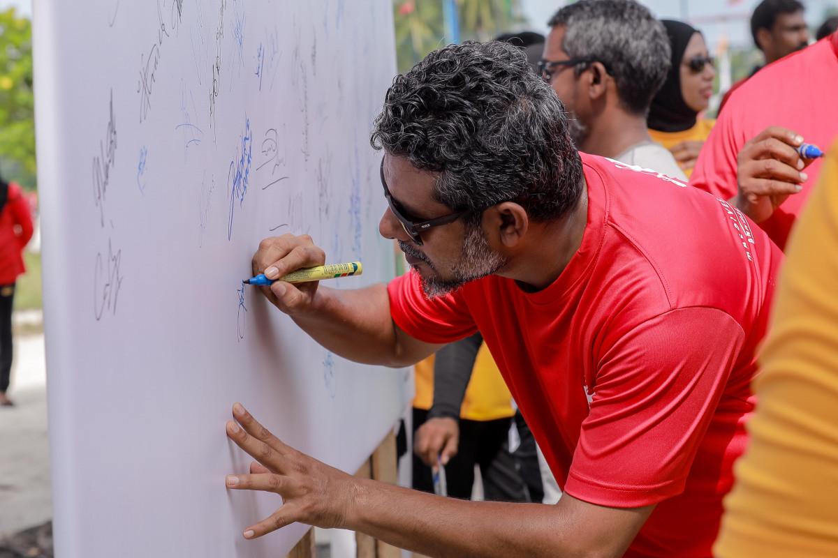 އޭޕްރިލް 21، 2018: ބ. ގޮއިދޫގައި ކުރިއަށްގެންދިޔަ މޯލްޑިވްސް އޮލިމްޕިކް ކޮމިޓީގެ އަހަރީ އާންމު ޖަލްސާއަށްފަހު ޕްލާސްޓިކް ކޮތަޅު ބޭނުންނުކުރުމަށް ނިންމައި ބެނާއެއްގައި އޮލިމްޕިކް ކޮމިޓީގެ މެމްބަރުން ވަނީ ސޮއިކޮށްފައި -- ފޮޓޯ: އިމޭޖަސް އެމްވީ