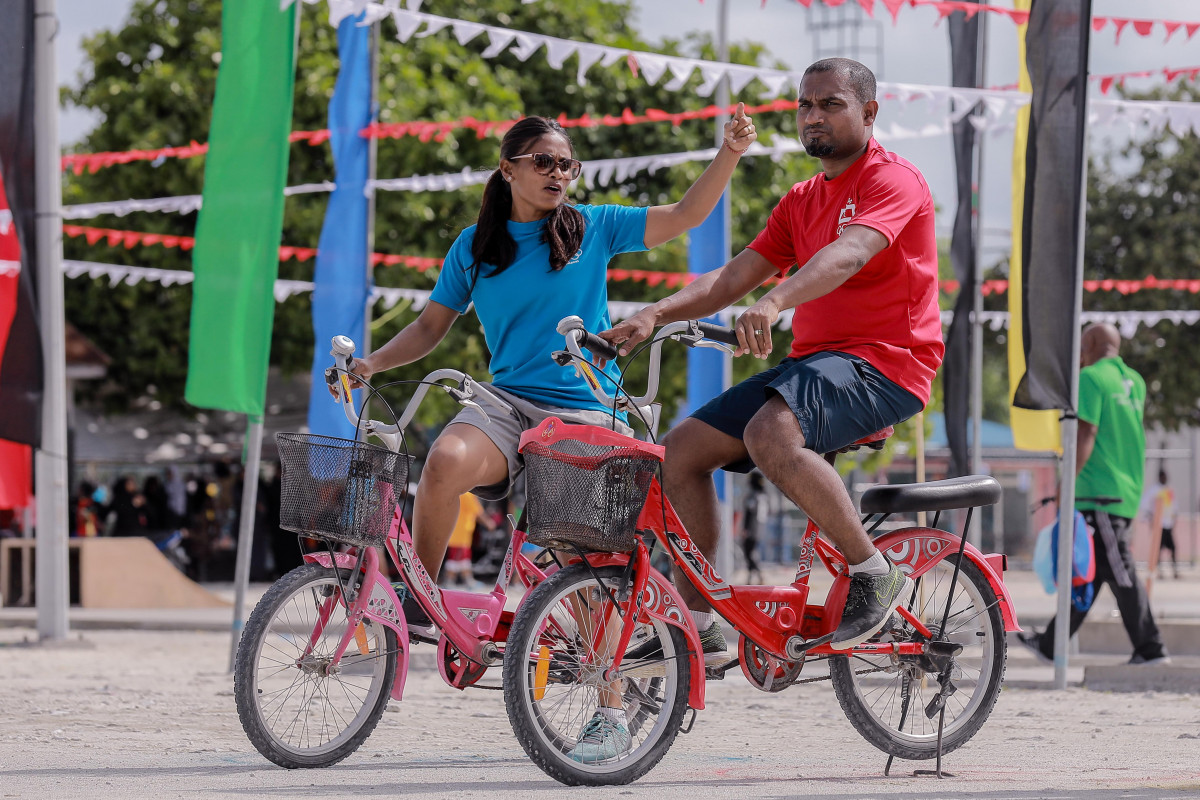 އޭޕްރިލް 21، 2018: ބ. ގޮއިދޫގައި ކުރިއަށްގެންދިޔަ މޯލްޑިވްސް އޮލިމްޕިކް ކޮމިޓީގެ އަހަރީ އާންމު ޖަލްސާއަށްފަހު އޮލިމްޕިކް ކޮމިޓީއާއި ގޮއިދޫ ރައްޔިތުން ގުޅިގެން ކުރިއަށްގެންދިޔަ ކުޅިވަރުގެ ހަރަކާތްތަކުގެ ތެރެއިން، މި ހަރަކާތްތަކުގައި ގޮއިދޫގެ ކުޅިވަރަށް ލޯބިކުރާ ގިނަ އަދަދެއްގެ ރައްޔިތުންނާއި އޮލިމްޕިކް ކޮމިޓީގެ މެމްބަރުން ވަނީ ބައިވެރިވެފައި -- ފޮޓޯ: އިމޭޖަސް އެމްވީ