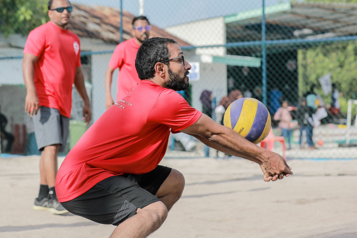 އޭޕްރިލް 21، 2018: ބ. ގޮއިދޫގައި ކުރިއަށްގެންދިޔަ މޯލްޑިވްސް އޮލިމްޕިކް ކޮމިޓީގެ އަހަރީ އާންމު ޖަލްސާއަށްފަހު އޮލިމްޕިކް ކޮމިޓީއާއި ގޮއިދޫ ރައްޔިތުން ގުޅިގެން ކުރިއަށްގެންދިޔަ ކުޅިވަރުގެ ހަރަކާތްތަކުގެ ތެރެއިން ސްޕޯޓްސް ކޮމިޝަނަރު އަލީ އުމަރު ވޮލީބޯޅަ ކުޅުއްވަނީ -- ފޮޓޯ: އިމޭޖަސް އެމްވީ