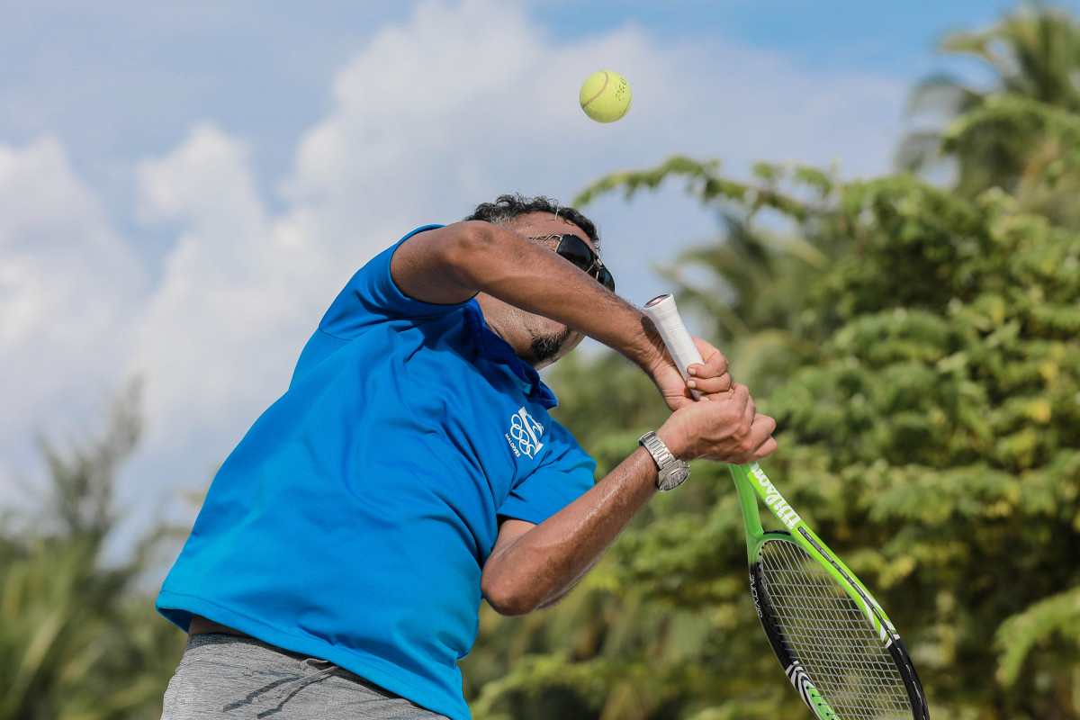 އޭޕްރިލް 21، 2018: ބ. ގޮއިދޫގައި ކުރިއަށްގެންދިޔަ މޯލްޑިވްސް އޮލިމްޕިކް ކޮމިޓީގެ އަހަރީ އާންމު ޖަލްސާއަށްފަހު އޮލިމްޕިކް ކޮމިޓީއާއި ގޮއިދޫ ރައްޔިތުން ގުޅިގެން ކުރިއަށްގެންދިޔަ ކުޅިވަރުގެ ހަރަކާތްތަކުގެ ތެރެއިން އެ ކޮމިޓީގެ ސެކްރެޓަރީ ޖެނެރަލް އަހުމަދު މަރުޒޫގު ބަށި ކުޅުއްވަނީ -- ފޮޓޯ: އިމޭޖަސް އެމްވީ