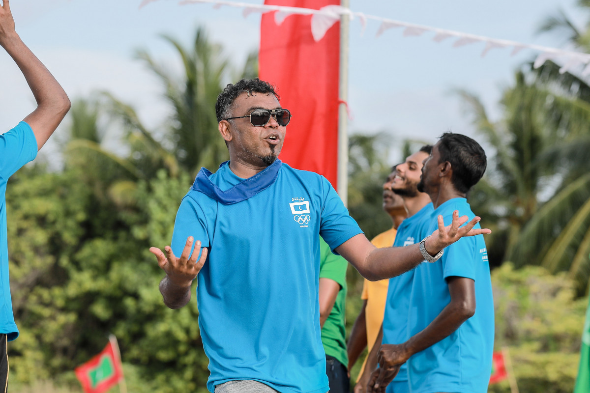 އޭޕްރިލް 21، 2018: ބ. ގޮއިދޫގައި ކުރިއަށްގެންދިޔަ މޯލްޑިވްސް އޮލިމްޕިކް ކޮމިޓީގެ އަހަރީ އާންމު ޖަލްސާއަށްފަހު އޮލިމްޕިކް ކޮމިޓީއާއި ގޮއިދޫ ރައްޔިތުން ގުޅިގެން ކުރިއަށްގެންދިޔަ ކުޅިވަރުގެ ހަރަކާތްތަކުގެ ތެރެއިން، މި ހަރަކާތްތަކުގައި ގޮއިދޫގެ ކުޅިވަރަށް ލޯބިކުރާ ގިނަ އަދަދެއްގެ ރައްޔިތުންނާއި އޮލިމްޕިކް ކޮމިޓީގެ މެމްބަރުން ވަނީ ބައިވެރިވެފައި -- ފޮޓޯ: އިމޭޖަސް އެމްވީ