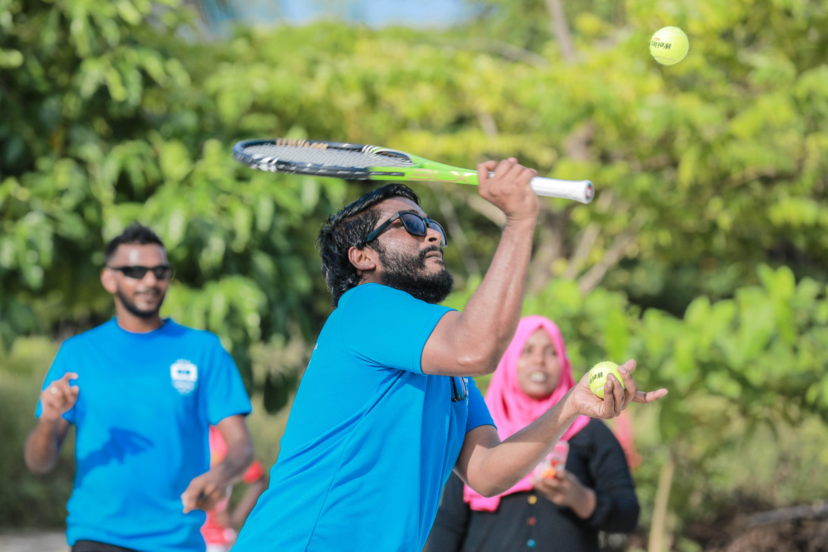 އޭޕްރިލް 21، 2018: ބ. ގޮއިދޫގައި ކުރިއަށްގެންދިޔަ މޯލްޑިވްސް އޮލިމްޕިކް ކޮމިޓީގެ އަހަރީ އާންމު ޖަލްސާއަށްފަހު އޮލިމްޕިކްސް ކޮމިޓީއާއި ގޮއިދޫ ރައްޔިތުން ގުޅިގެން ކުރިއަށްގެންދިޔަ ކުޅިވަރުގެ ހަރަކާތްތަކުގެ ތެރެއިން އެފްއޭއެމްގެ ރައީސް ބައްސާމް އަދީލް ޖަލީލް ބަށި ކުޅުއްވަނީ -- ފޮޓޯ: އިމޭޖަސް އެމްވީ