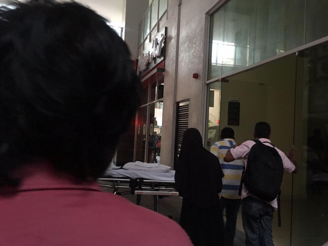 ލިފްޓްގައި ތާށިވި އަންހެންމީހާ ހޮސްޕިޓަލަށް ގެންދަނީ