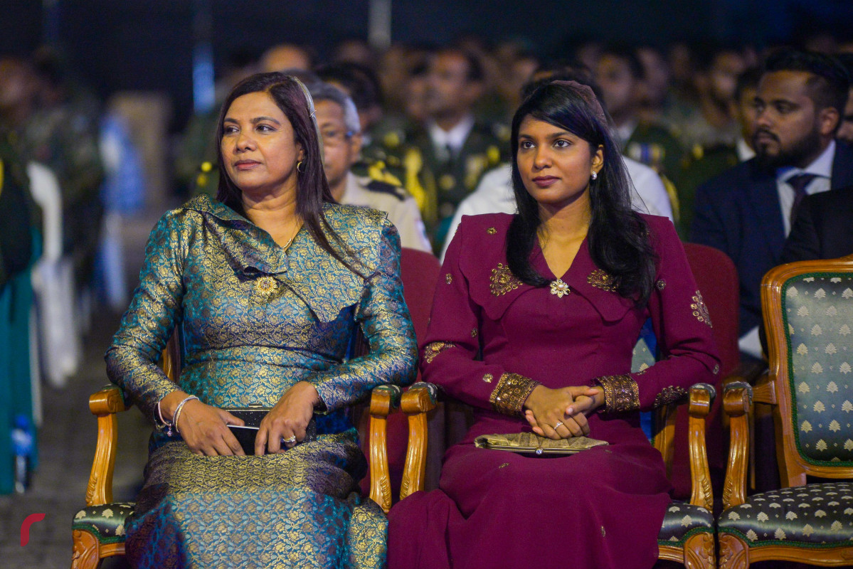 އޭޕްރިލް 25، 2018: ސިފައިންގެ 126 ވަނަ އަހަރީ ދުވަސް ފާހަގަ ކުރުމަށް ބޭއްވި ރަސްމިއްޔާތުގައި އެޑިއުކޭޝަން މިނިސްޓަރަ އާއިޝަތު ޝިހާމް އާއި ޖެންޑަރ މިނިސްޓަރ ޒެނީޝާ ޝަހީދު ޒަކީ ބައިވެރިވެ ވަޑައިގަންނަވަނީ