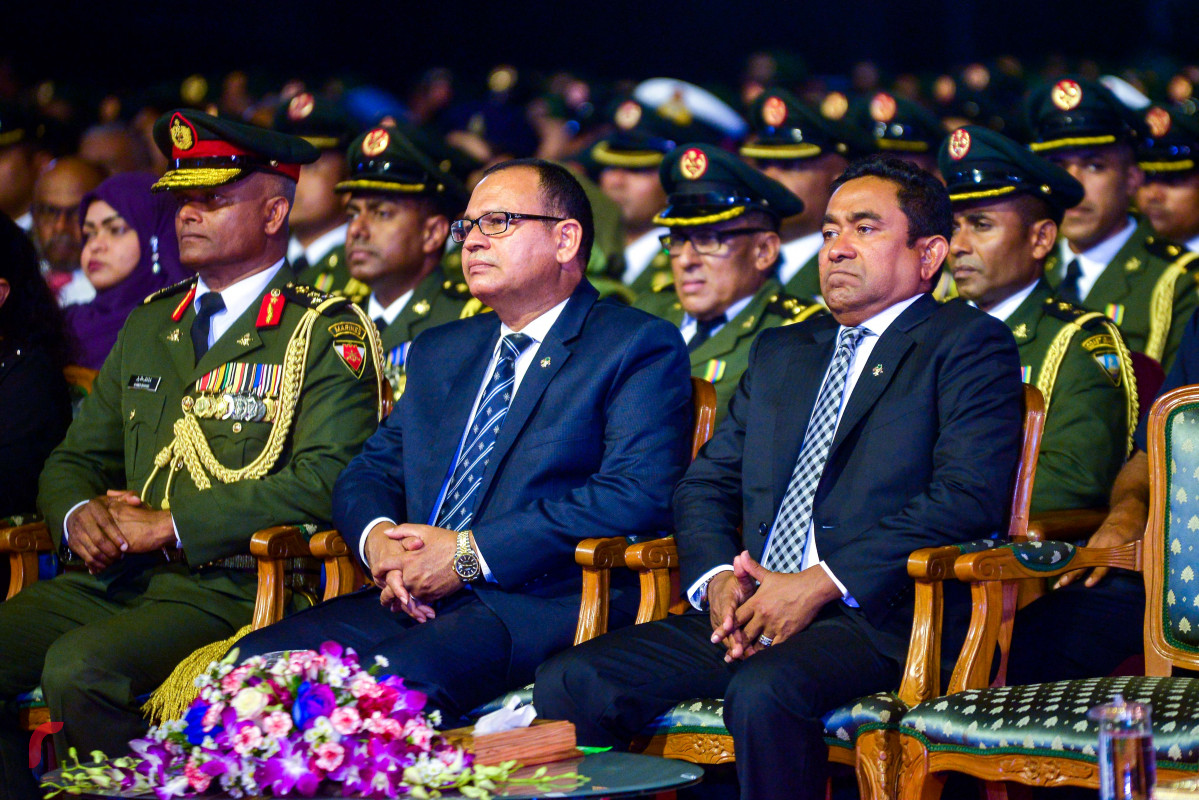 އޭޕްރިލް 25، 2018: ސިފައިންގެ 126 ވަނަ އަހަރީ ދުވަސް ފާހަގަ ކުރުމަށް ބޭއްވި ރަސްމިއްޔާތުގައި ރައީސުލްޖުމްހޫރިއްޔާ އަބްދުﷲ ޔާމީންގެ އިތުރުން ޑިފެންސް މިނިސްޓަރ އާދަމް ޝަރީފް އުމަރު ބައިވެރިވެވަޑައިގަންނަވަނީ