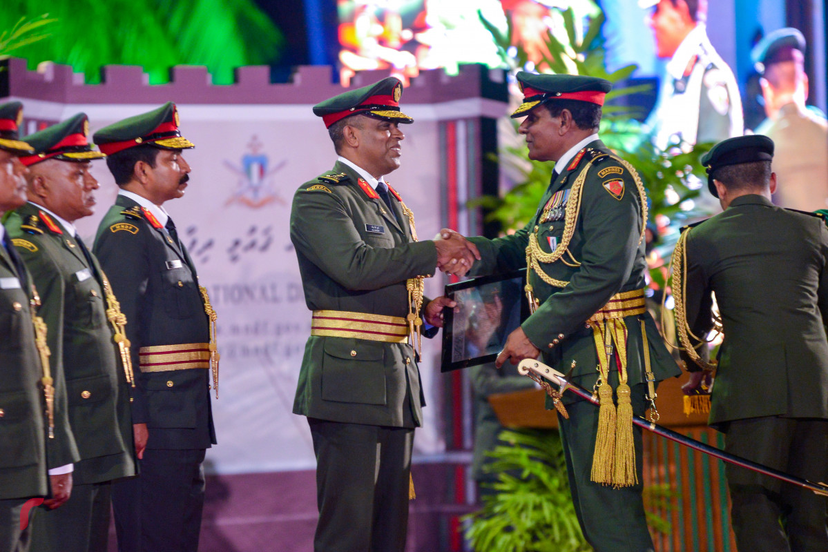 އޭޕްރިލް 25، 2018: ސިފައިންގެ 126 ވަނަ އަހަރީ ދުވަސް ފާހަގަ ކުރުމަށް ބޭއްވި ރަސްމިއްޔާތުގައި ސިފައިންގެއަށް ރީތި ނަން ހޯދައިދެއްވާފައިވާ ޔުނިޓްތަކަށް ދެއްވާ ކޮމެންޑޭޝަން ޗީފް އޮފް ޑިފެންސް ފޯސް ހަވާލު ކޮށްދެއްވަނީ