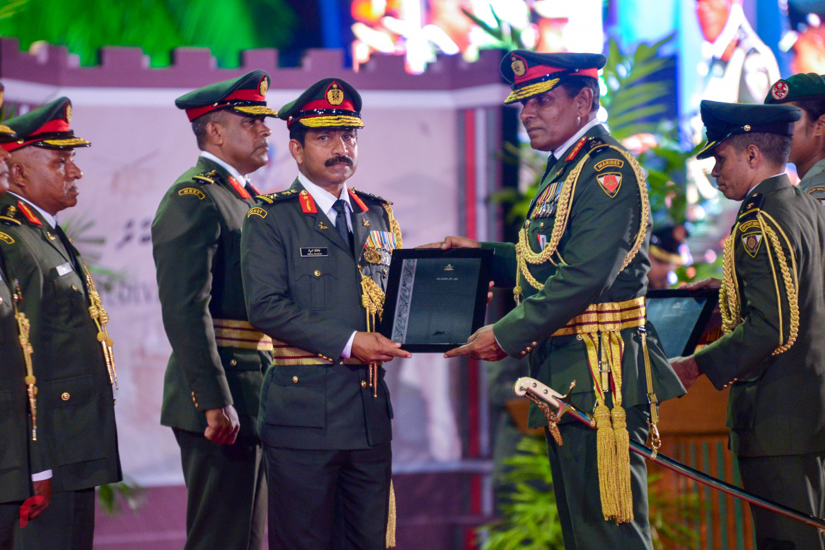 އޭޕްރިލް 25، 2018: ސިފައިންގެ 126 ވަނަ އަހަރީ ދުވަސް ފާހަގަ ކުރުމަށް ބޭއްވި ރަސްމިއްޔާތުގައި ސިފައިންގެއަށް ރީތި ނަން ހޯދައިދެއްވާފައިވާ ޔުނިޓްތަކަށް ދެއްވާ ކޮމެންޑޭޝަން ޗީފް އޮފް ޑިފެންސް ފޯސް ހަވާލު ކޮށްދެއްވަނީ