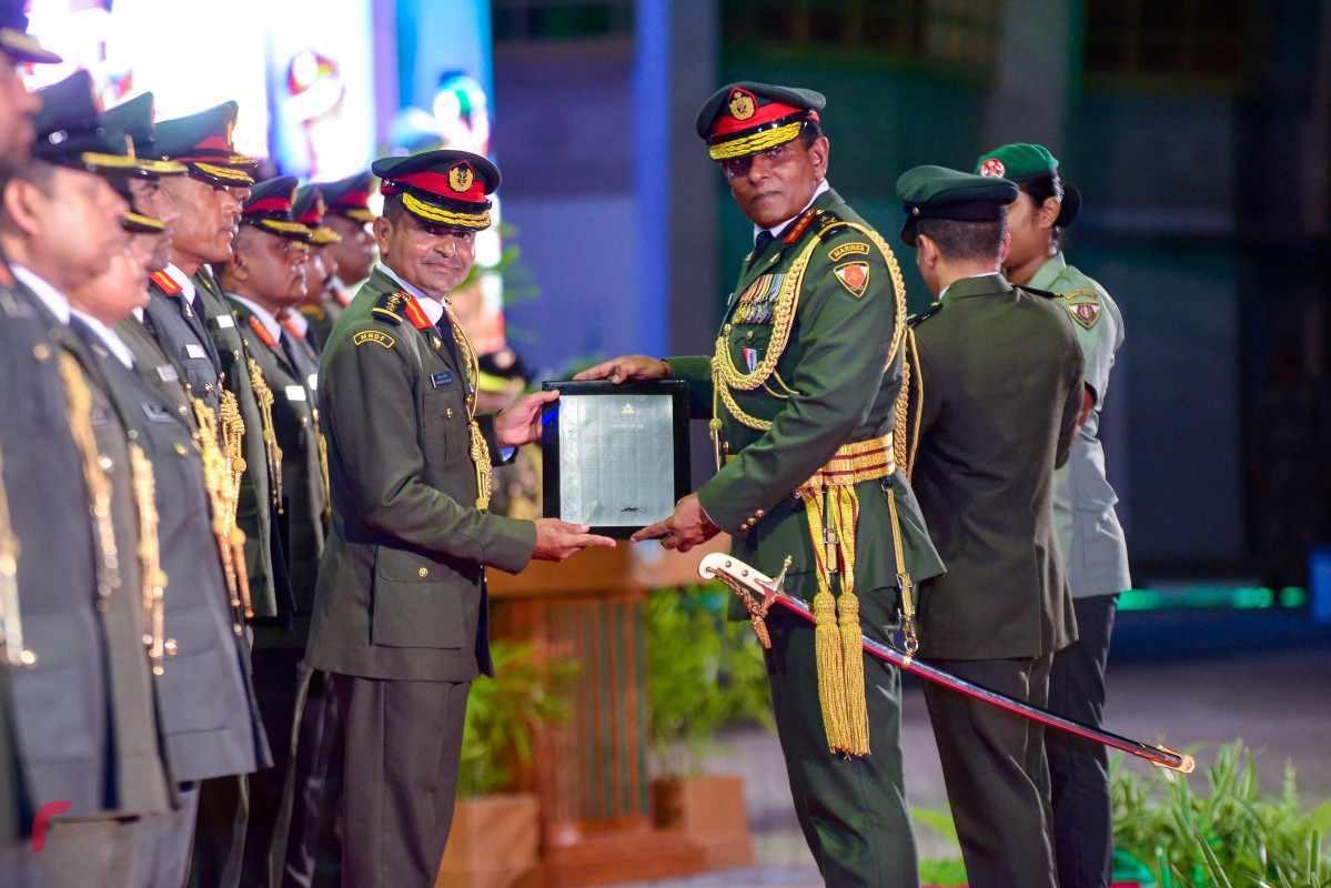 އޭޕްރިލް 25، 2018: ސިފައިންގެ 126 ވަނަ އަހަރީ ދުވަސް ފާހަގަ ކުރުމަށް ބޭއްވި ރަސްމިއްޔާތުގައި ސިފައިންގެއަށް ރީތި ނަން ހޯދައިދެއްވާފައިވާ ޔުނިޓްތަކަށް ދެއްވާ ކޮމެންޑޭޝަން ޗީފް އޮފް ޑިފެންސް ފޯސް ހަވާލު ކޮށްދެއްވަނީ