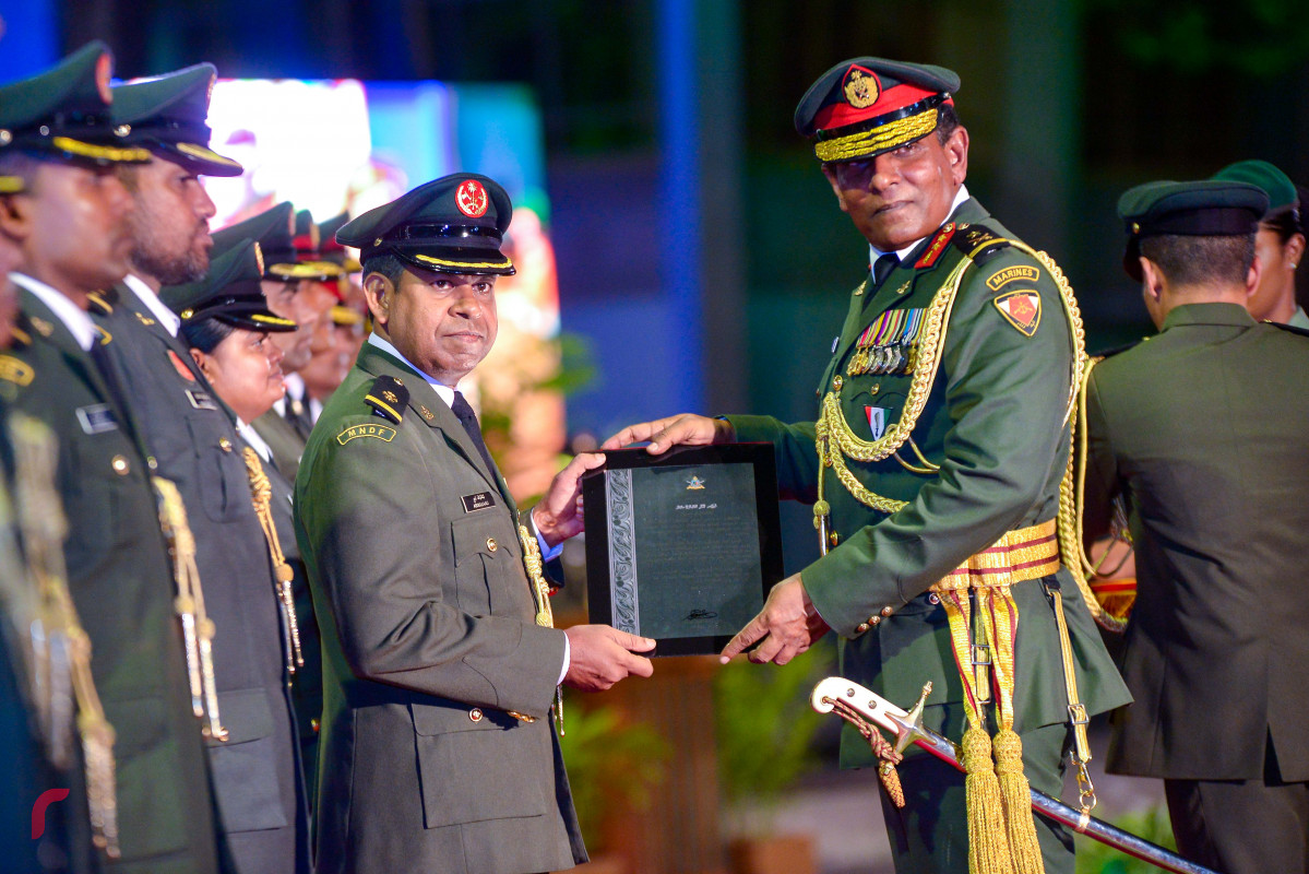 އޭޕްރިލް 25، 2018: ސިފައިންގެ 126 ވަނަ އަހަރީ ދުވަސް ފާހަގަ ކުރުމަށް ބޭއްވި ރަސްމިއްޔާތުގައި ސިފައިންގެއަށް ރީތި ނަން ހޯދައިދެއްވާފައިވާ ޔުނިޓްތަކަށް ދެއްވާ ކޮމެންޑޭޝަން ޗީފް އޮފް ޑިފެންސް ފޯސް ހަވާލު ކޮށްދެއްވަނީ