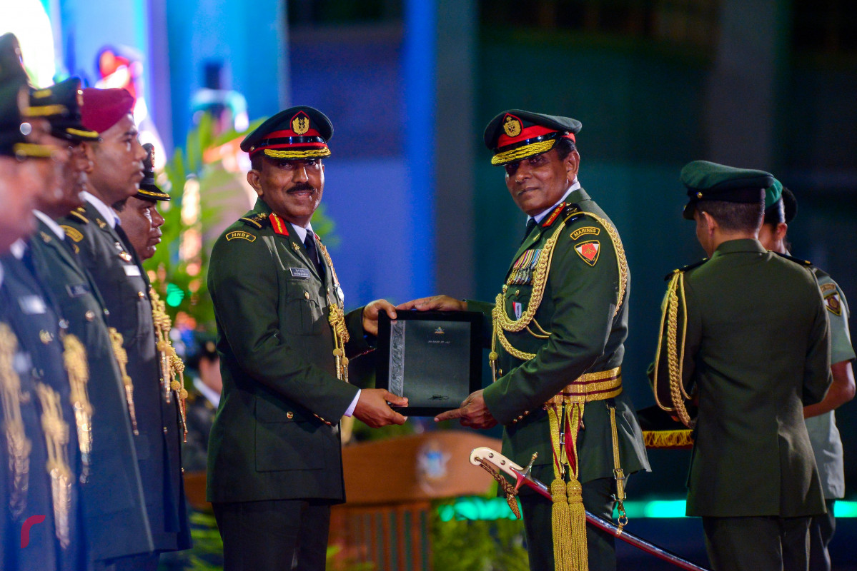 އޭޕްރިލް 25، 2018: ސިފައިންގެ 126 ވަނަ އަހަރީ ދުވަސް ފާހަގަ ކުރުމަށް ބޭއްވި ރަސްމިއްޔާތުގައި ސިފައިންގެއަށް ރީތި ނަން ހޯދައިދެއްވާފައިވާ ޔުނިޓްތަކަށް ދެއްވާ ކޮމެންޑޭޝަން ޗީފް އޮފް ޑިފެންސް ފޯސް ހަވާލު ކޮށްދެއްވަނީ