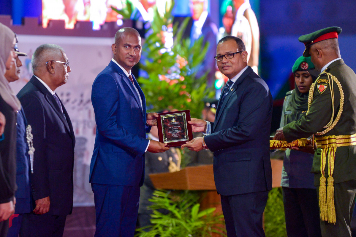 އޭޕްރިލް 25، 2018: ސިފައިންގެ 126 ވަނަ އަހަރީ ދުވަސް ފާހަގަ ކުރުމަށް ބޭއްވި ރަސްމިއްޔާތުގައި ސިފައިންގެއަށް އެކި ގޮތްގޮތުން އެހީތެރިކަން ފޯރުކޮށްދެއްވާފައިވާ ފަރާތްތަކަށް ޑިފެންސް މިނިސްޓަރ އާދަމް ޝަރީފް އުމަރު އައްޑަނަ ހަވާލުކޮށްދެއްވަނީ