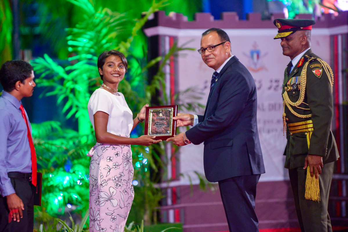 އޭޕްރިލް 25، 2018: ސިފައިންގެ 126 ވަނަ އަހަރީ ދުވަސް ފާހަގަ ކުރުމަށް ބޭއްވި ރަސްމިއްޔާތުގައި ސިފައިންގެއަށް އެކި ގޮތްގޮތުން އެހީތެރިކަން ފޯރުކޮށްދެއްވާފައިވާ ފަރާތްތަކަށް ޑިފެންސް މިނިސްޓަރު އާދަމް ޝަރީފް އުމަރު އައްޑަނަ ހަވާލު ކޮށްދެއްވަނީ