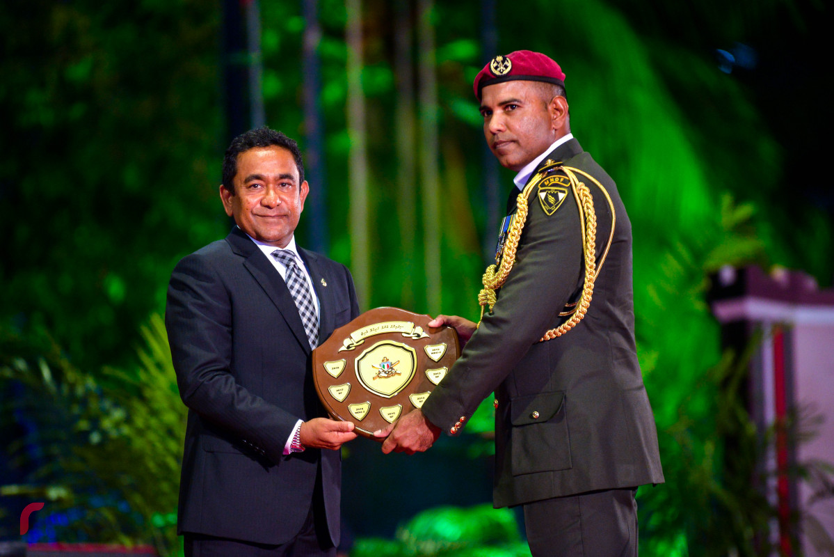 އޭޕްރިލް 25، 2018: ސިފައިންގެ 126 ވަނަ އަހަރީ ދުވަސް ފާހަގަ ކުރުމަށް ބޭއްވި ރަސްމިއްޔާތުގައި އެންމެ ހަށިހެޔޮ ޔުނިޓްގެ ޝަރަފު ހާސިލްކުރި ސްޕެޝަލް ފޯސަސް ޔުނިޓަށް ރައީސް އަބްދުﷲ ޔާމީން ހަނދާނީ ފިލާއެއް އަރުވަނީ