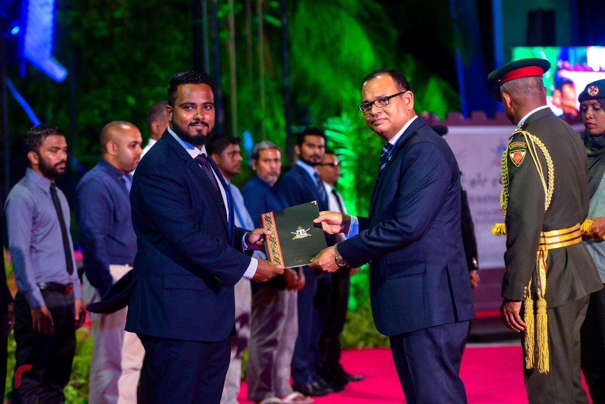 އޭޕްރިލް 25، 2018: ސިފައިންގެ 126 ވަނަ އަހަރީ ދުވަސް ފާހަގަ ކުރުމަށް ބޭއްވި ރަސްމިއްޔާތުގައި ސިފައިންގެއަށް އެކި ގޮތްގޮތުން އެހީތެރިކަން ފޯރުކޮށްދެއްވާފައިވާ ފަރާތްތަކަށް ޑިފެންސް މިނިސްޓަރު އާދަމް ޝަރީފް އުމަރު އައްޑަނަ ހަވާލުކޮށްދެއްވަނީ